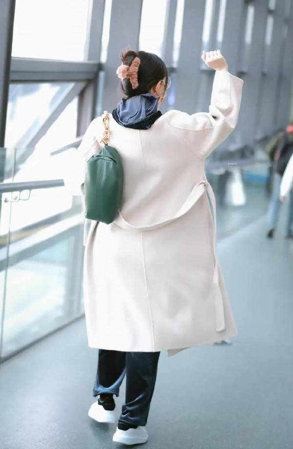 文詠珊近期的機場穿搭