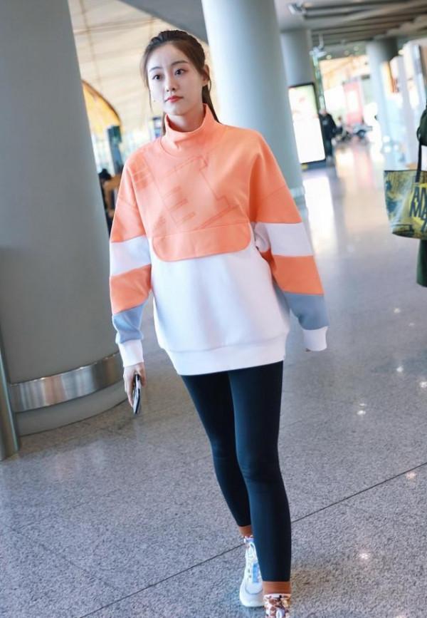 祝緒丹私下裡好有活力，衛衣配緊身褲隨性自然，高馬尾太顯嫩了