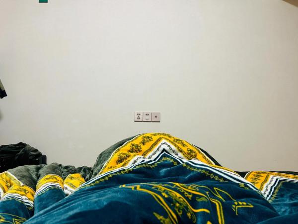 別在黑暗中玩手機！原來睡覺前關燈玩手機傷害這麼大？