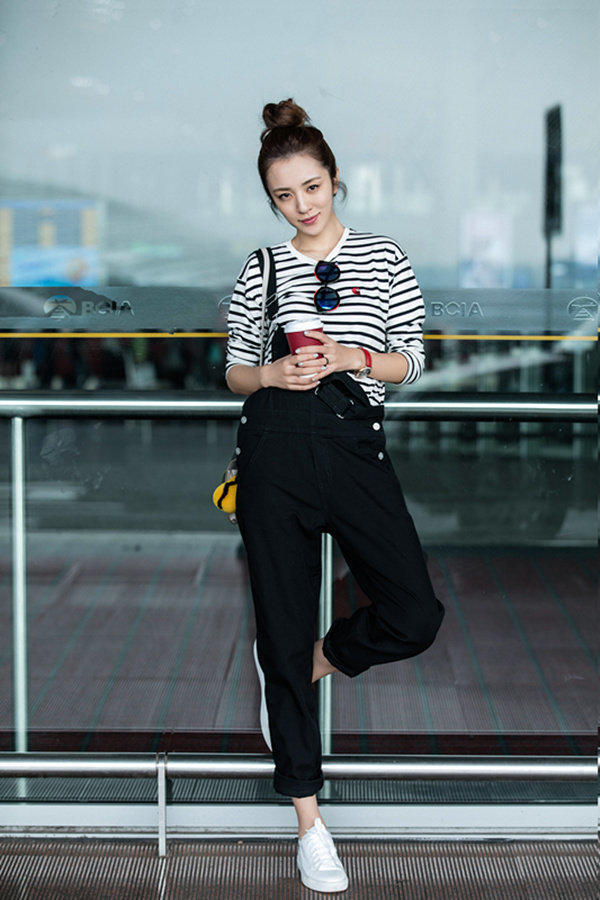 譚松韻真的不是00後？穿條紋T恤配半身裙走機場，嫩得像個高中生