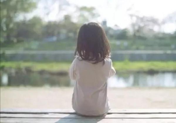 女孩2歲被送人，夢裡有個姐姐，家人團聚，她說：我只想見姐姐