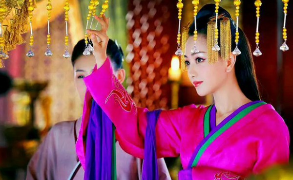 這令人窒息的審美，影視劇裡的大膽配色，只要你敢想，導演就敢配