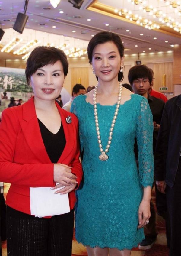 宋祖英才是真正“骨相美”，一身紅黑配大氣優雅，天然臉就是抗老