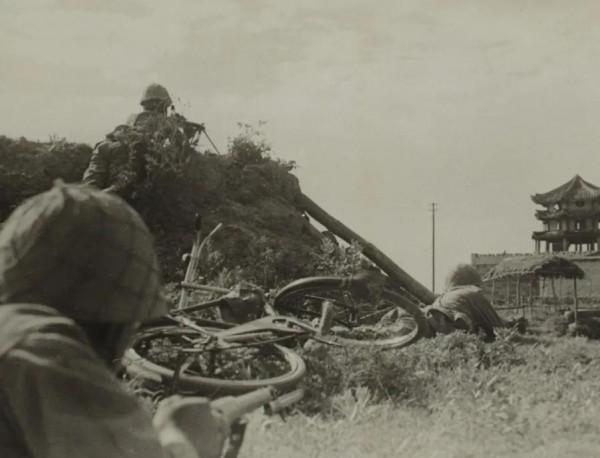 鬼子發動刺刀戰，遠征軍根本不理，直接用爆破鋼珠轟擊鬼子