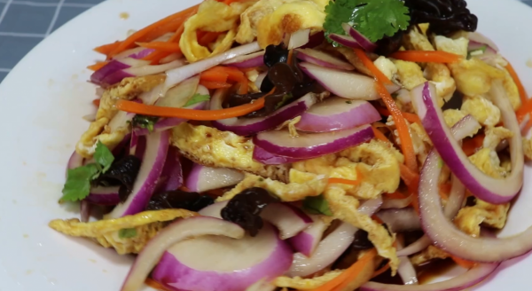 農村80歲奶奶常把洋蔥這樣吃，三高平穩精神好，身體倍棒