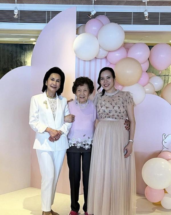 汪詩詩表妹辦迎嬰派對,罕見四代同堂合照,92歲外婆出鏡氣質優雅 汪詩詩表妹辦迎嬰派對,罕見四代同堂合照,92歲外婆出鏡氣質優雅