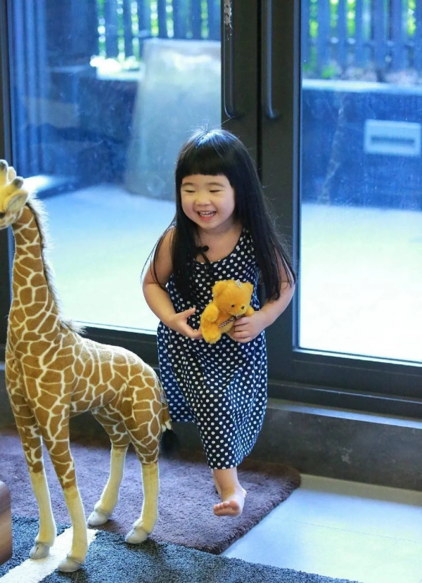 《爸爸去哪兒》女娃變化：Grace姐姐變美了，王子珊的裝扮隨馬蓉