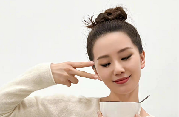 劉詩詩終於勤快營業了！臘八美照扎丸子頭用力過猛，好在氣質出眾