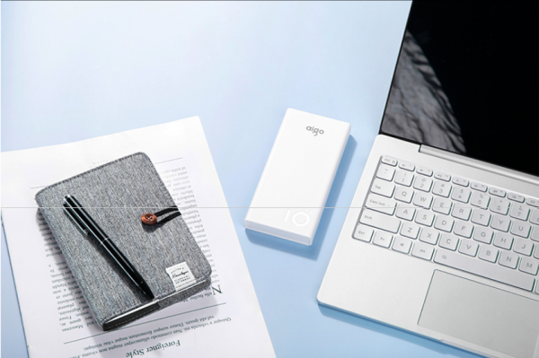 口袋裡的減負能手:aigo移動電源 C10P輕薄簡約 雙向快充 口袋裡的減負能手:aigo移動電源 C10P輕薄簡約 雙向快充