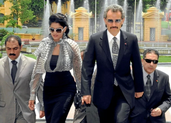 沙特前王妃阿美娜：不穿黑袍不遮面又美又颯，二婚仍嫁超級富豪