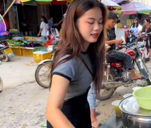 廣西靚女賣豆花，每天打扮3小時，客人天天到她這兒來買