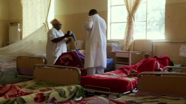 2013年，非洲1歲男孩被父母遺棄，流浪途中遇遊客喂水後被收養