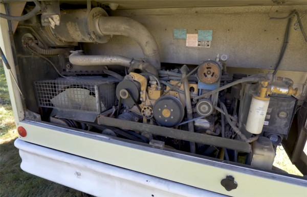 一家四口低價買2001年廢舊大巴，將22㎡空間變成蝸居，生活太幸福