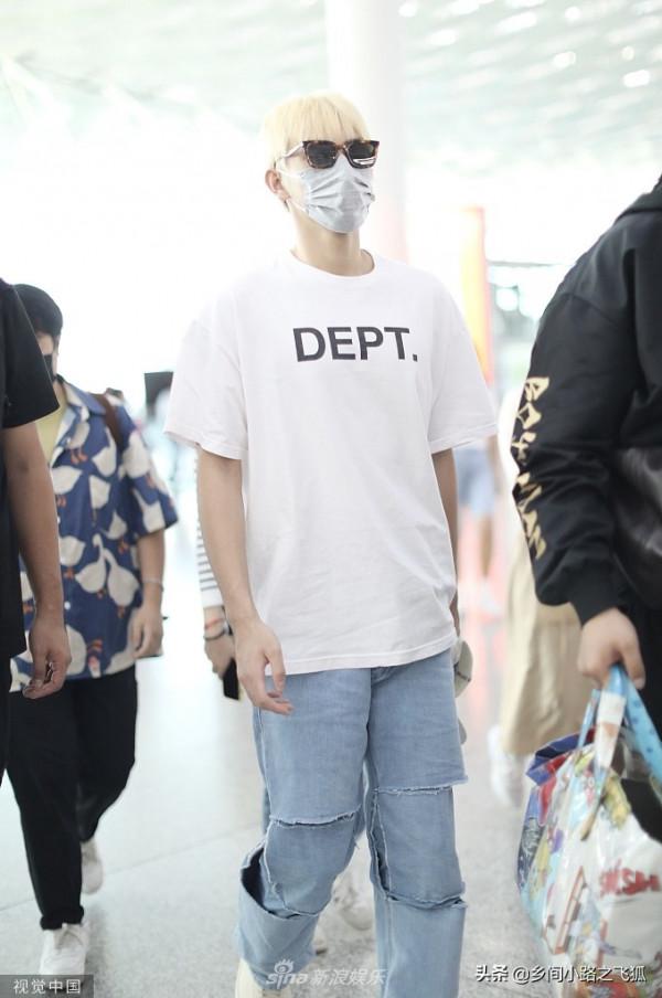 陳飛宇白金髮戴墨鏡潮流炫酷 穿簡約白T搭牛仔褲清爽休閒