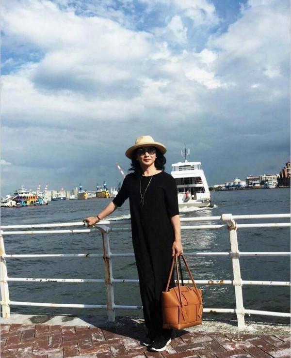 金星旅遊照曝光，穿開叉裙是很有女人味，可露出腿來就打折了