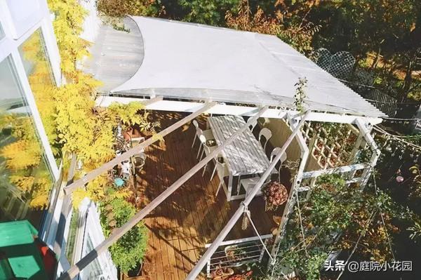 他賣掉城裡的房子，包了個山頭，打造集裝箱陽光房、小木屋、花園