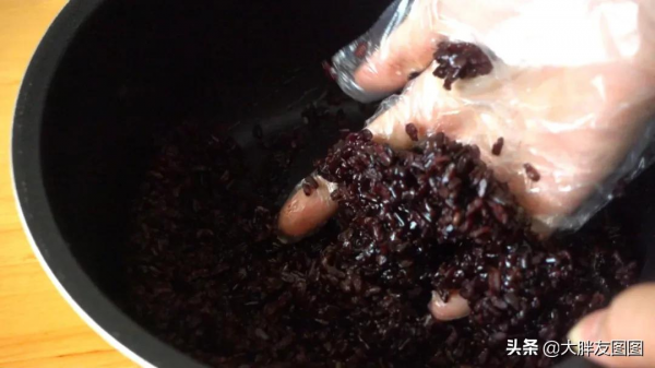 不要烤箱,一口鍋搞定,教你做低甜度紫米麵包 不要烤箱,一口鍋搞定,教你做低甜度紫米麵包