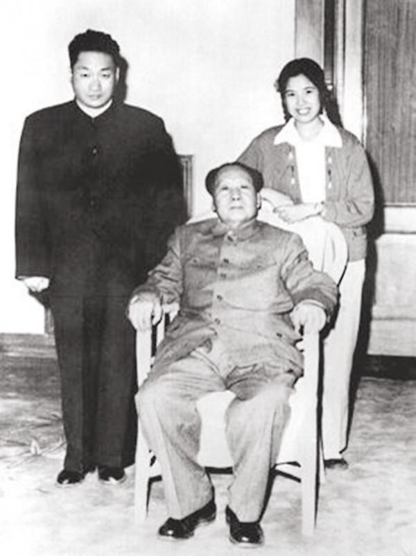 1957年毛主席去看望兒子，閒聊間毛岸青想到一事：爸爸你說怪不怪