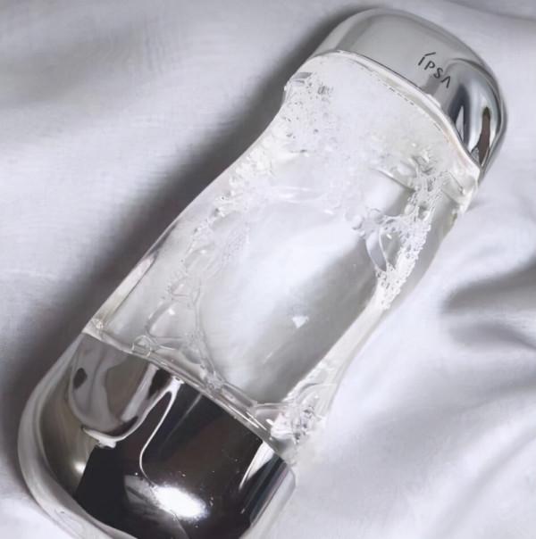 爽膚水能給予肌膚滋潤，幫助後續保養品的吸收