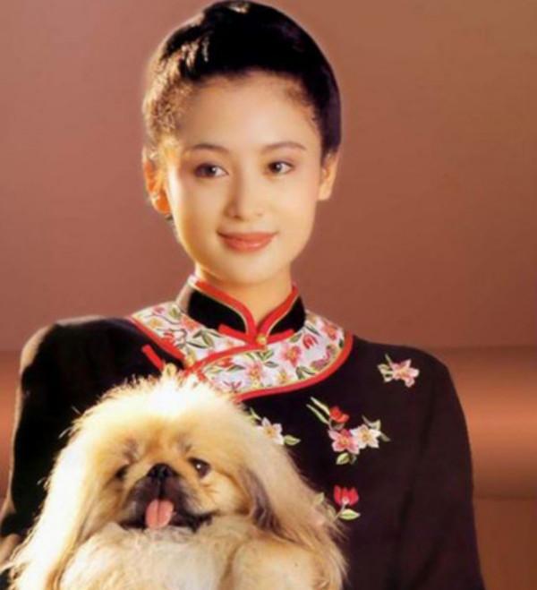 52歲陳紅現身活動,被吳京推著站c位,嫁給陳凱歌退居幕後太可惜 52歲陳紅現身活動,被吳京推著站c位,嫁給陳凱歌退居幕後太可惜