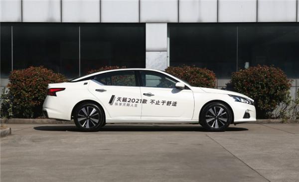 詳解新天籟2.0T XL 智進版,243匹馬力提速很快,座椅寬大舒適 詳解新天籟2.0T XL 智進版,243匹馬力提速很快,座椅寬大舒適