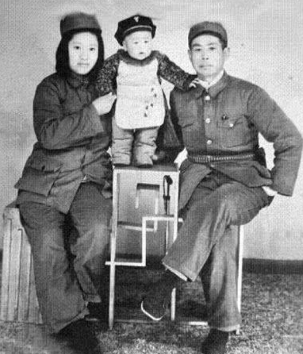 老紅軍要見毛主席，警衛員攔住他，他寫信給主席，加了兩字：土佬