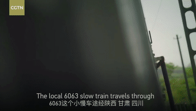 “中國最溫情火車”，1塊錢票價：有人賣菜吆喝，有人畫畫讀書…