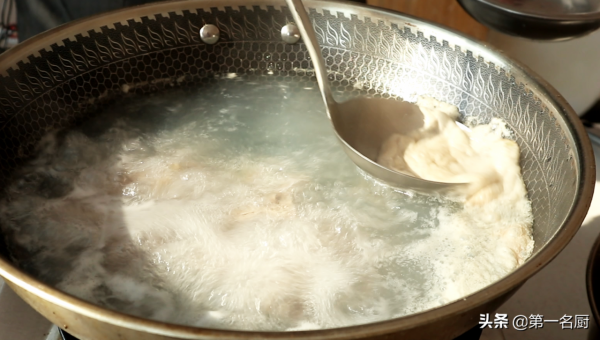 煮肉燉排骨，放料越多越難吃，只需放1味料，軟爛入味，吃著賊香