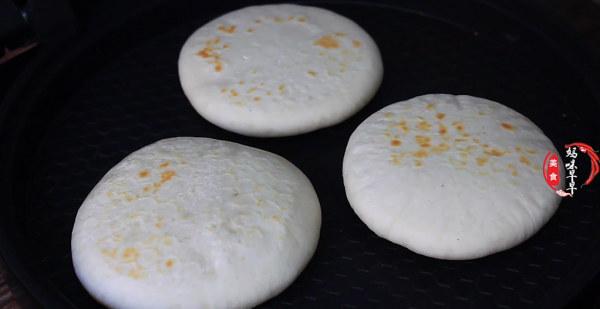 燒餅怎麼做才好吃？教你一招，個個空心柔軟，10分鐘就能搞定