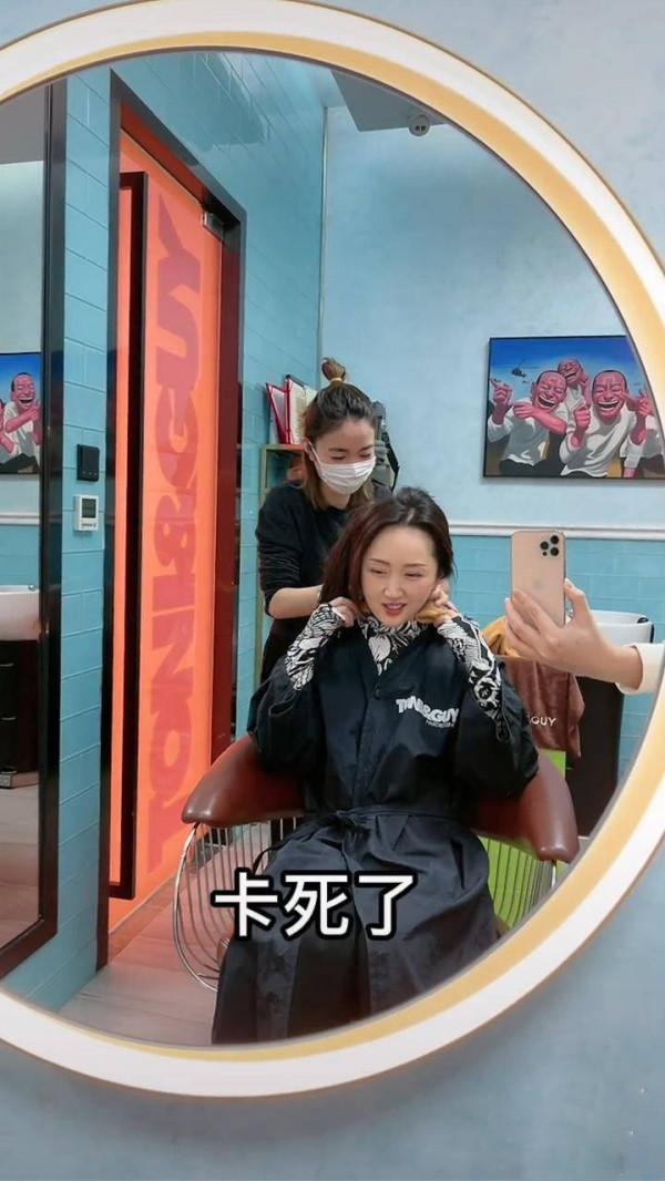 楊鈺瑩美歌甜，50歲了頭髮濃密，少女感爆棚