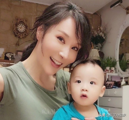 “小李飛刀”的前妻，與異性拍戲很放得開，卻與前任兩年0互動