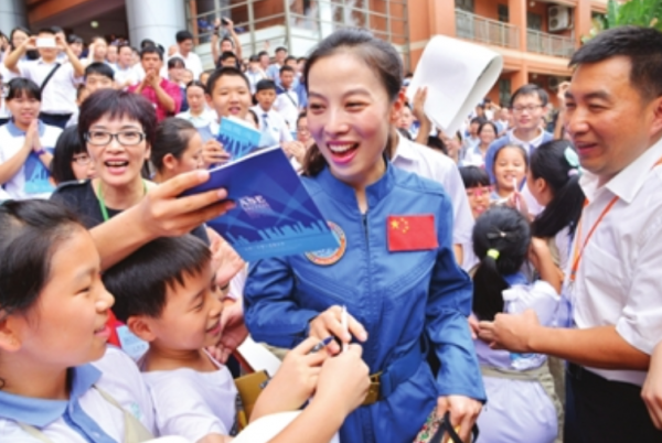 王亞平出征太空，女兒太過想念媽媽，委屈地問老師：可以抱抱你嗎