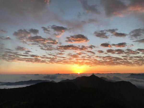 旅遊去體驗轎頂山日出日落美極