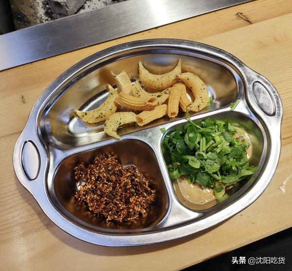 吃烤肉之前先拿個手推車，像逛超市似的選菜，可鐵板煎可篦子烤