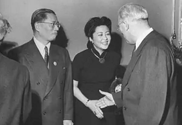 宋子文小13歲妻子，年輕時貌美如花，跟隨宋逃到美國後結局如何？