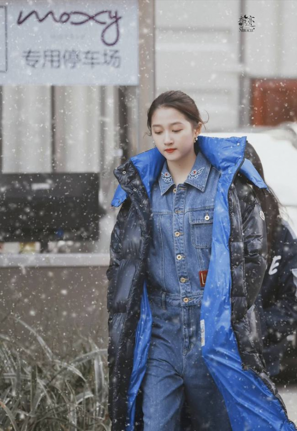 關曉彤也太趕&OpenCurlyDoubleQuote;時髦&rdquo;了，穿冰墩墩衛衣走機場，看了都羨慕