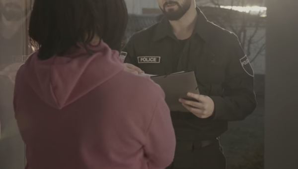 1972年,美國兩名女孩戴手銬攔警車求救,警察連環殺人案由此揭開 1972年,美國兩名女孩戴手銬攔警車求救,警察連環殺人案由此揭開