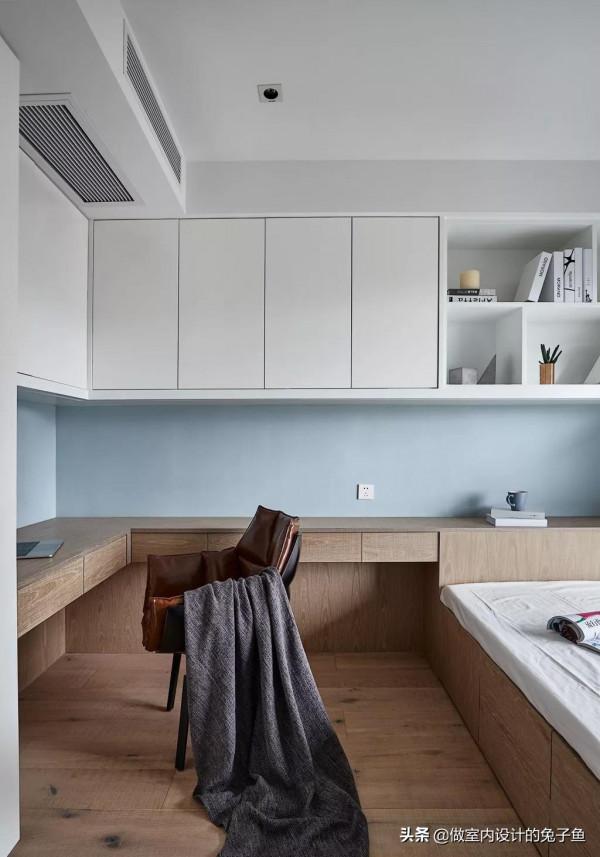 想在小臥室設定書桌、書櫃，又擔心放不下？這樣的設計“完美”
