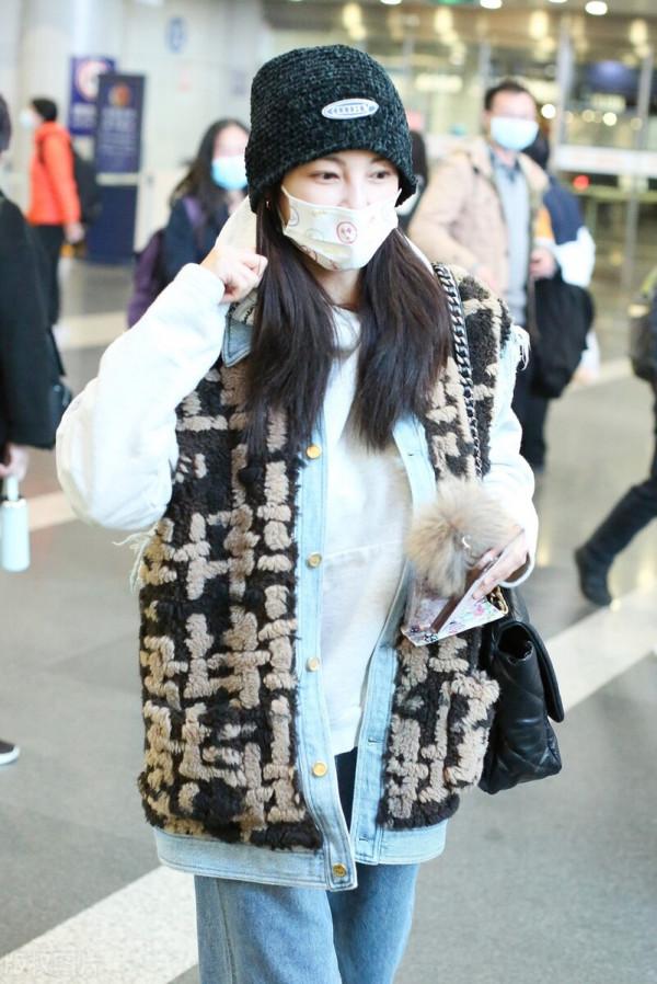 張雨綺穿毛茸馬甲搭配牛仔褲,戴毛線帽溫暖時髦 張雨綺穿毛茸馬甲搭配牛仔褲,戴毛線帽溫暖時髦