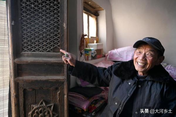 老伴患腦萎縮，農村8旬大爺怕她跑丟每天手牽手：有個願望未實現