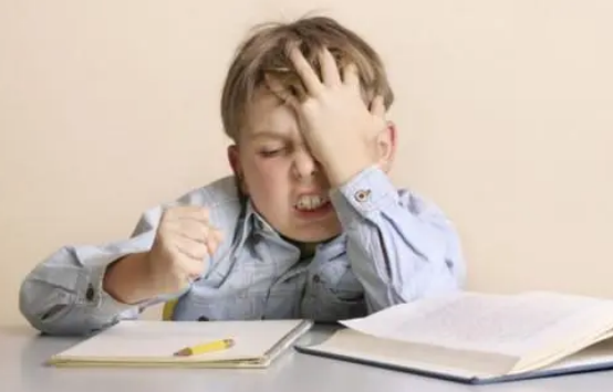 8歲男孩晚上11點仍睡不著？這3個壞習慣，是傷害孩子的“元兇”