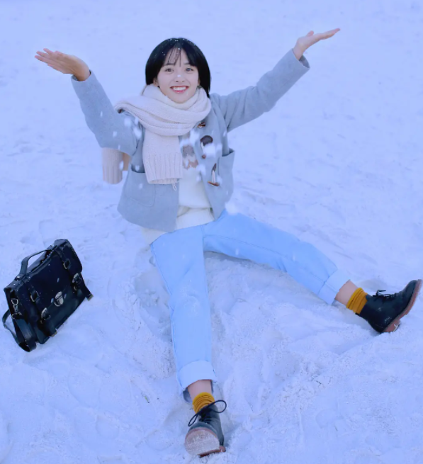 15位女星雪景美圖：楊冪嬌俏、劉詩詩經典，寫真照竟是沈月贏了？