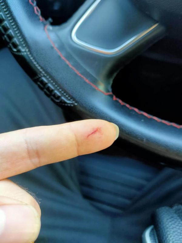 一隻流浪貓躲在車裡找不到了,誰有好辦法嗎? 一隻流浪貓躲在車裡找不到了,誰有好辦法嗎?