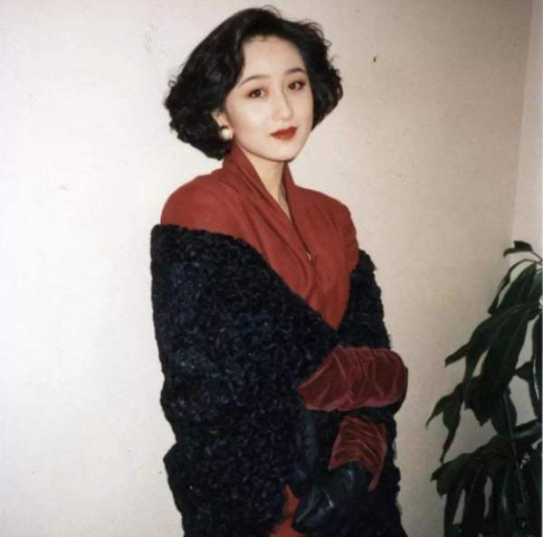 歲月不饒人，這6位女星，曾經驚豔時光如今顏值崩塌