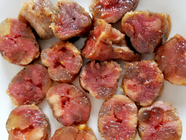 灌香腸時,記住加鹽比例很重要,香腸鮮香入味越嚼越香,還不發黴 灌香腸時,記住加鹽比例很重要,香腸鮮香入味越嚼越香,還不發黴