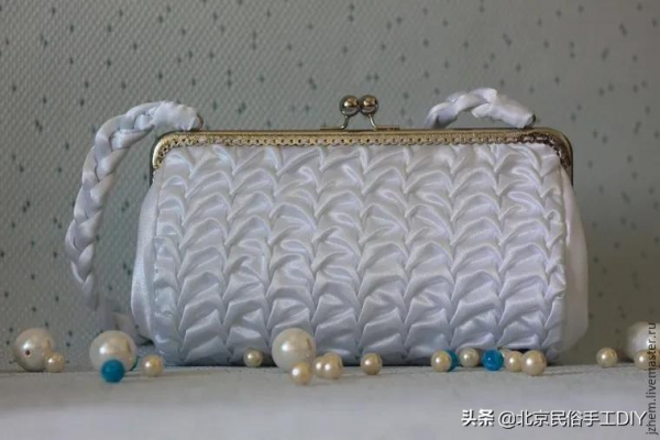 用針線在布上就能縫上立體的花樣，這招做的包包實在太讚了