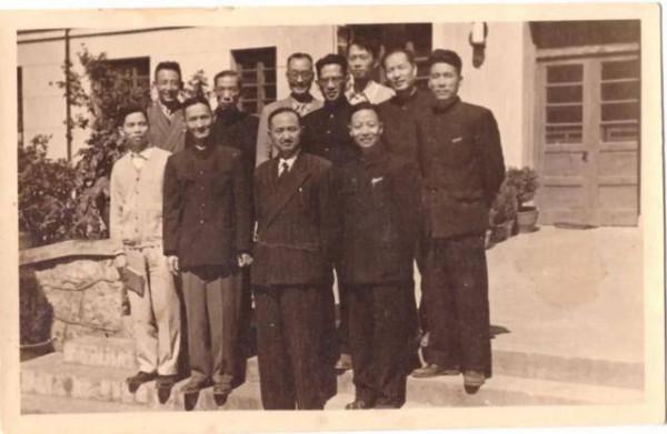 1949年，鍾南山父親接到國民黨命令，帶全家撤到臺灣，他果斷拒絕