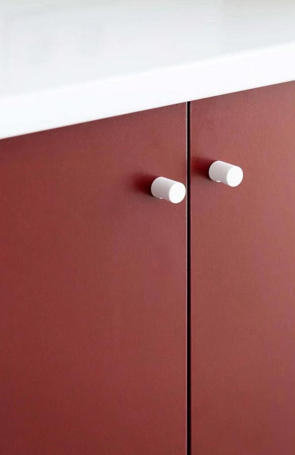 空巢青年的高定版家居，大膽磚紅+木紋磚，45㎡小戶型可以很個性