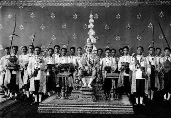 為什麼泰國人見到王室成員要下跪 為什麼泰國人見到王室成員要下跪