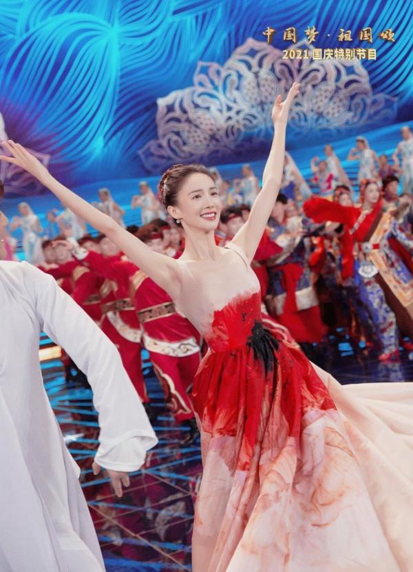 國慶晚會明星造型：張韶涵裙子似銀河，謝霆鋒唐裝打扮一身正氣